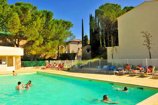 Outdoor heated swimming pool of the Goélia Le Domaine du Moulin Blanc holiday residence in Gordes
