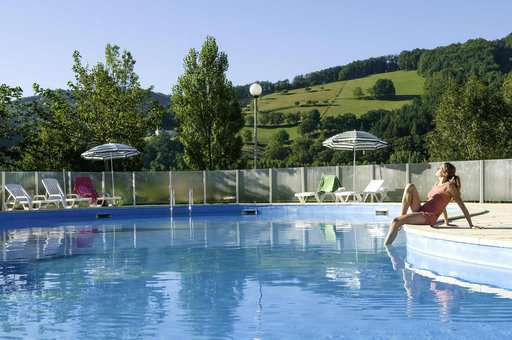 La piscine chauffée de la résidence de vacances Le Village Goélia à St Geniez d'Olt dans l'Aveyron
