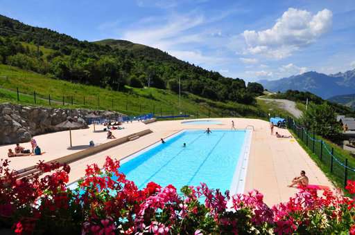 Swimming pool of the St François Longchamp resort near the residence Goélia Le Rond Point des Pistes