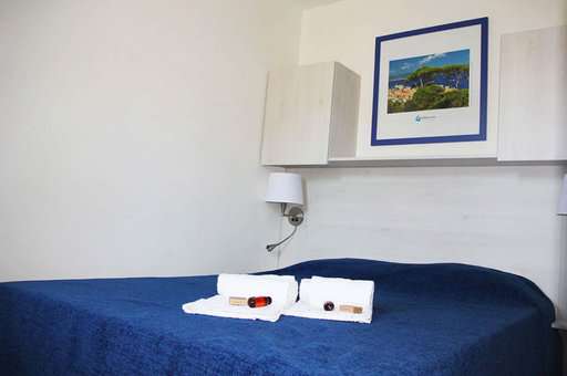 Chambre avec lit double d'un appartement de la résidence de vacances Goélia Le Domaine de la Pinède au Lavandou