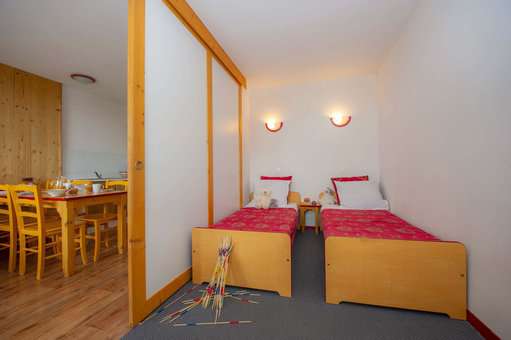 Example of a room with two single beds in the Goélia residence Les 4 Vallées