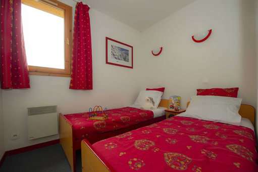 Exemple de chambre avec deux lits simples dans la résidence Goélia Les 4 Vallées