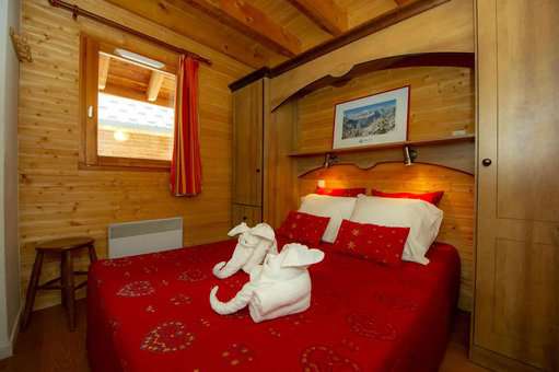 Exemple de chambre avec lit double dans la résidence de vacances Goélia Le Village Gaulois à St François Longchamp