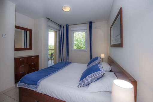 Chambre avec lit double d'un appartement de la résidence de vacances Goélia Mandelieu Riviera Resort à Mandelieu La Napoule