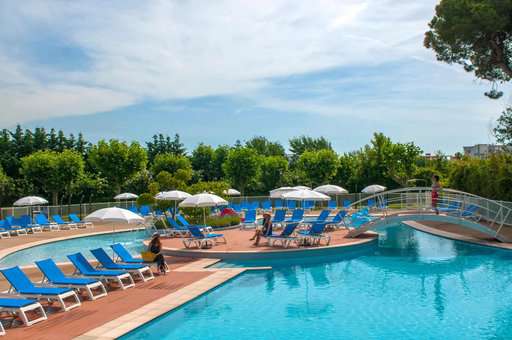 Piscine extérieure chauffée de la résidence de vacances Goélia Mandelieu Riviera Resort à Mandelieu La Napoule