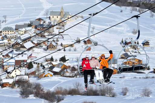 Télésiège à Albiez-Montrond, dans les Alpes du Nord Télésiège à Albiez-Montrond, dans les Alpes du Nord