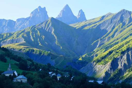 Les Aiguilles d'Arves vues depuis St Jean d'Arves dans les Alpes du Nord