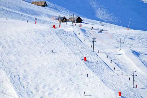 Pistes de ski de la station de St Jean d'Arves dans les Alpes du Nord
