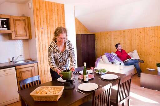Example of a living room with a kitchen in the vacation residence Goélia Les Chalets des Ecourts in St Jean d'Arves