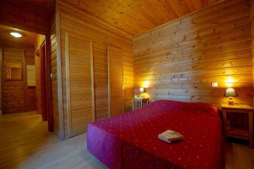 Exemple de chambre avec lit double dans la résidence de vacances Goélia Les Chalets des Marmottes à St Jean d'Arves