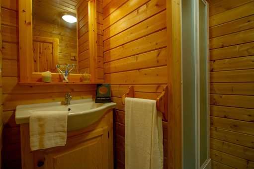 Salle de bain de la résidence de vacances Goélia Les Chalets des Marmottes à St Jean d'Arves