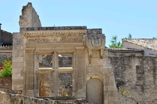 Discover the historic sites near Mouriès