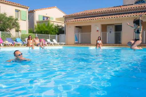 Piscine extérieure chauffée de la résidence de vacances Goélia Le Mas des Arènes à Mouriès / Les Baux-de-Provence