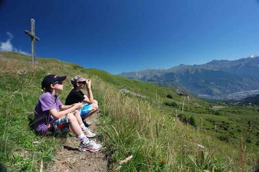 Hiking in the resort of La Toussuire in the Northern Alps ©OT La Toussuire