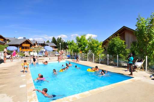 Heated outdoor pool of the vacation residence Goélia Les Chalets de La Toussuire in La Toussuire