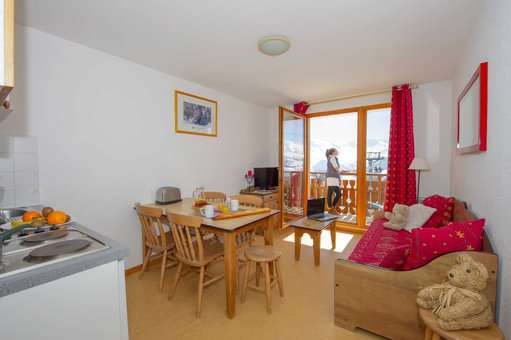 Example of a living room in the vacation residence Goélia Les Chalets de La Toussuire in La Toussuire