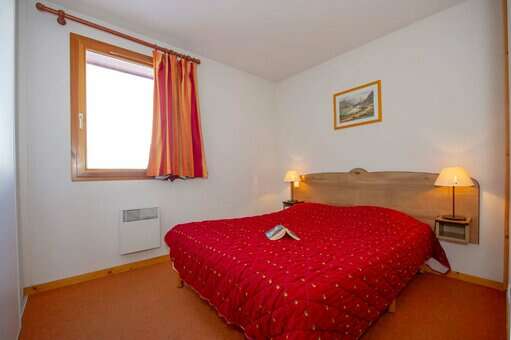 Exemple d'une chambre avec lit double dans la résidence de vacances Goélia Les Chalets de La Toussuire à La Toussuire