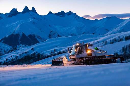 Pistes de ski de la station de La Toussuire dans les Alpes la nuit
