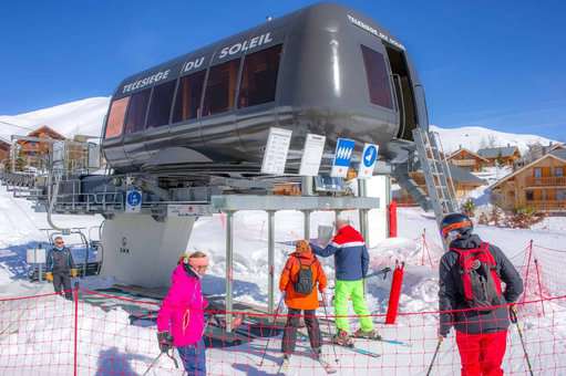Pistes et remontées mécaniques de la station de ski de St Colomban Les Sybelles dans les Alpes