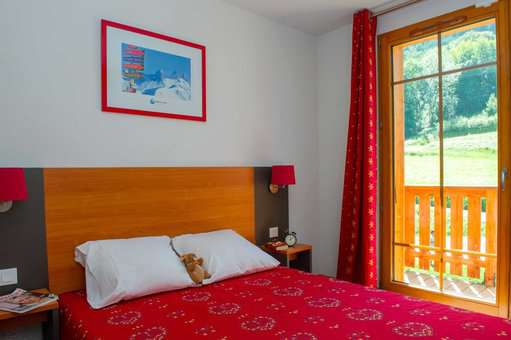 Exemple d'une chambre avec lit double dans la résidence de vacances Goélia Les Chalets de Belledonne à St Colomban Les Sybelles