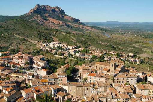 Village de Roquebrune-sur-Argens et le rocher de Roquebrune en fond © V Le Perre 