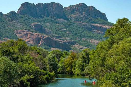 Paysage de Roquebrune-sur-Argens avec le rocher de Roquebrune Paysage de Roquebrune-sur-Argens avec le rocher de Roquebrune