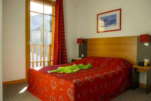 Exemple de chambre avec un lit double dans la résidence de vacances Goélia Les Chalets de Belledonne à St Colomban Les Sybelles
