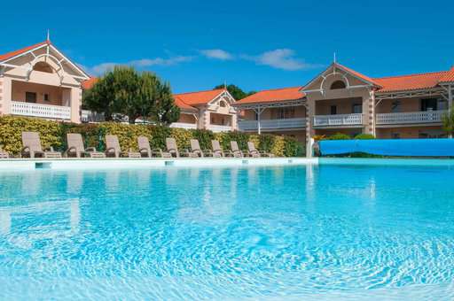 La piscine extérieure chauffée de la résidence Goélia Le Cordouan à Soulac sur Mer La piscine extérieure chauffée de la résidence Goélia Le Cordouan à Soulac sur Mer