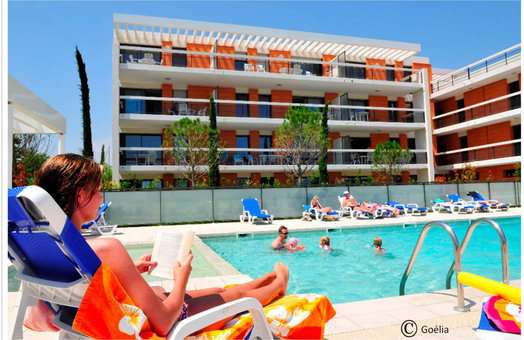 Piscine extérieure chauffée de la résidence de vacances Goélia Royal Cap à Villeneuve Loubet