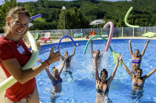 Activités sportives au sein de la résidence de vacances Le Village Goélia à St Geniez d'Olt en juillet et août
