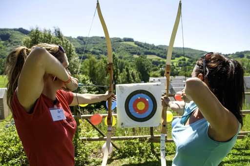 Tir à l'arc  au sein de la résidence de vacances le village Goélia à St Geniez d'Olt en juillet et août