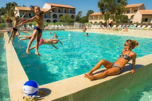 The heated pool and children's pool of Perla d'isula Goelia's Complex in Corsica