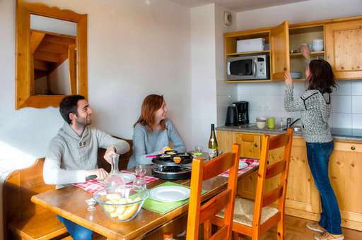 Exemple de salon avec kitchenette dans la résidence de vacances Goélia Les Chalets de St Sorlin dans les Alpes
