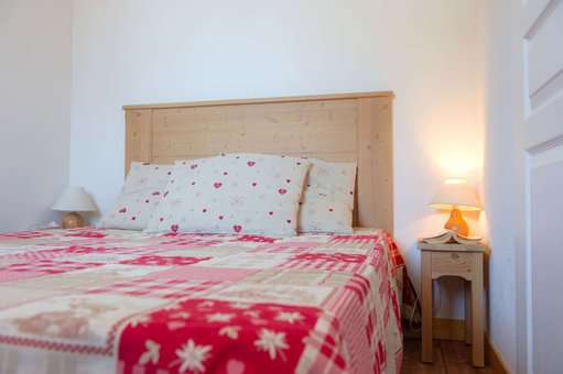 Exemple de chambre avec un lit double dans la résidence de vacances Goélia Les Balcons des neiges à St Sorlin d'Arves dans les Alpes du Nord