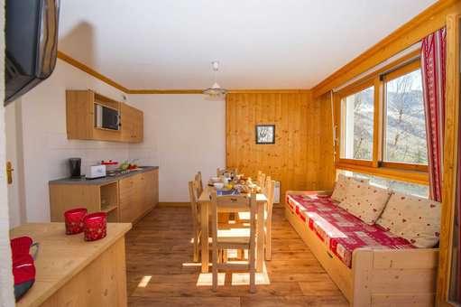 Example of a living room with a kitchen in the vacation residence Goélia Les Balcons des Neiges in St Sorlin d'Arves