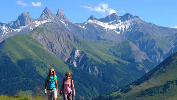 Randonnée au Col d'Arves au Corbier, vue sur les Aiguilles d'Arves Randonnée au Col d'Arves au Corbier, vue sur les Aiguilles d'Arves