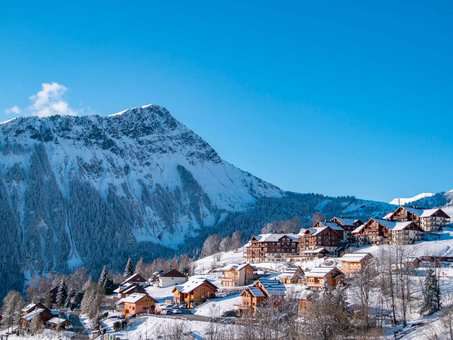 Extérieur de la résidence de vacances Goélia Les Alpages du Corbier en hiver © Corbier Tourisme
