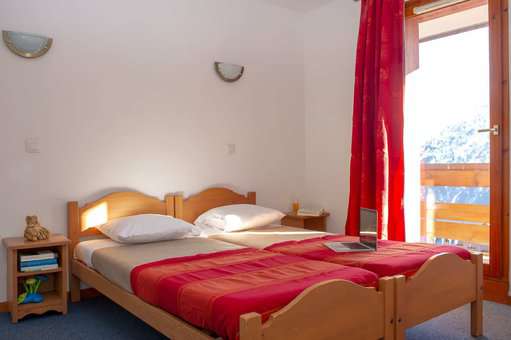 Example of a twin room at Les Balcons du Soleil holiday residence in Les Deux Alpes