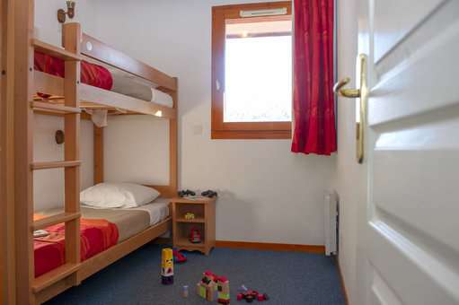 Example of sleeping area with bunk beds in Les Balcons du Soleil holiday residence in Les Deux Alpes