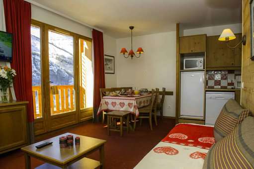 Example of a living room with a kitchen in the vacation residence Goélia Les Chalets de Valoria in Valloire