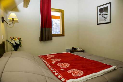 Example of a bedroom with a double bed in the vacation residence Goélia Les Chalets de Valoria in Valloire