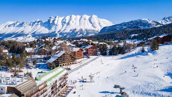 Pistes de la station de de ski de La Joue du Loup dans les Alpes du Sud