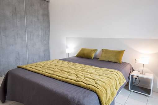 Exemple de chambre avec lit double dans la résidence de vacances Les Alyzées à Monticello en Corse