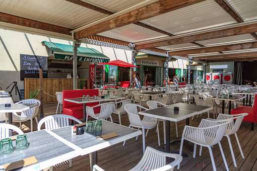 Restaurant area of the Camping Club La Côte d'Argent in Hourtin