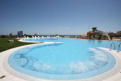 Piscine extérieure de la résidence de vacances Alcoceber Beach Resort, dans la station balnéaire d'Alcoceber, sur la Costa del Azahar en Espagne