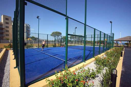 Terrain de tennis de la résidence de vacances Alcoceber Beach Resort, dans la station balnéaire d'Alcoceber, sur la Costa del Azahar en Espagne
