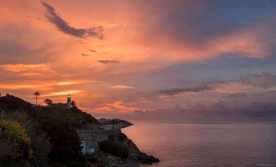 Coucher de soleil sur la station balnéaire de Calella, sur la Costa Brava, en Espagne Coucher de soleil sur la station balnéaire de Calella, sur la Costa Brava, en Espagne