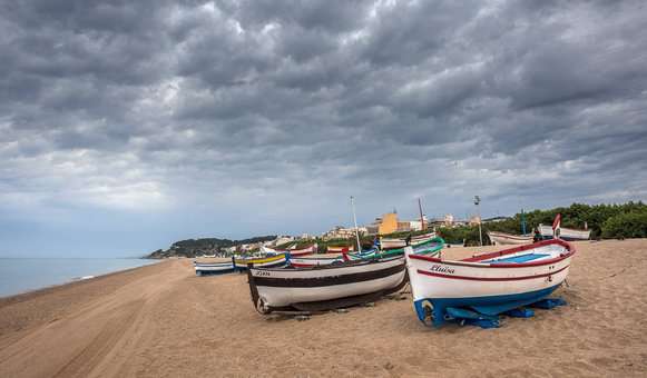Plage de la station balnéaire de Calella, sur la Costa Brava, en Espagne Plage de la station balnéaire de Calella, sur la Costa Brava, en Espagne