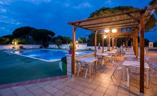 Piscine extérieure de la résidence de vacances Roca Grossa à Calella, au sud de la Costa Brava, en Espagne