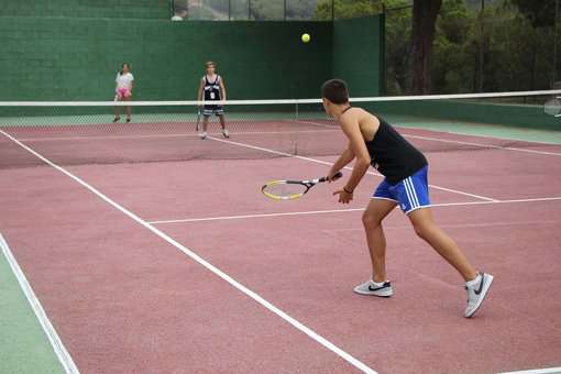 Terrain de tennis de la résidence de vacances Roca Grossa à Calella, au sud de la Costa Brava, en Espagne